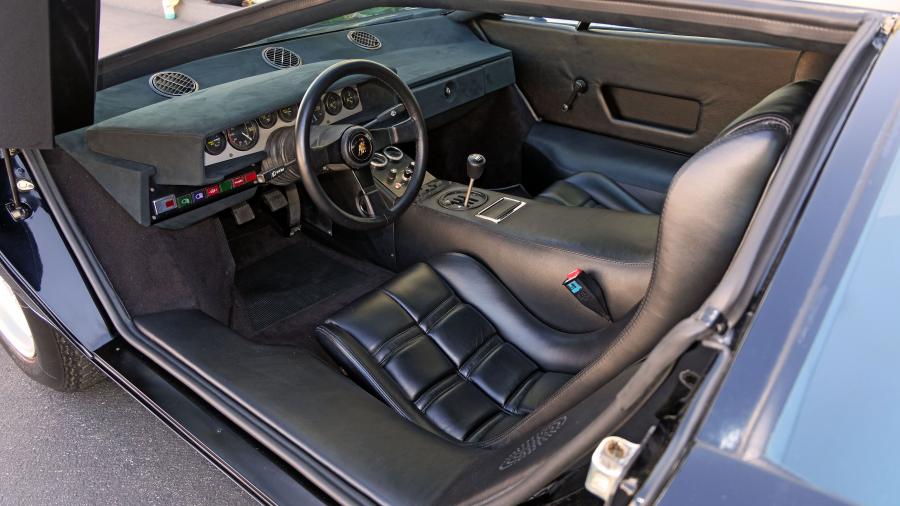 Интерьер Lamborghini Countach LP400 Periscopio 1975 года  (фото 21 из 23)